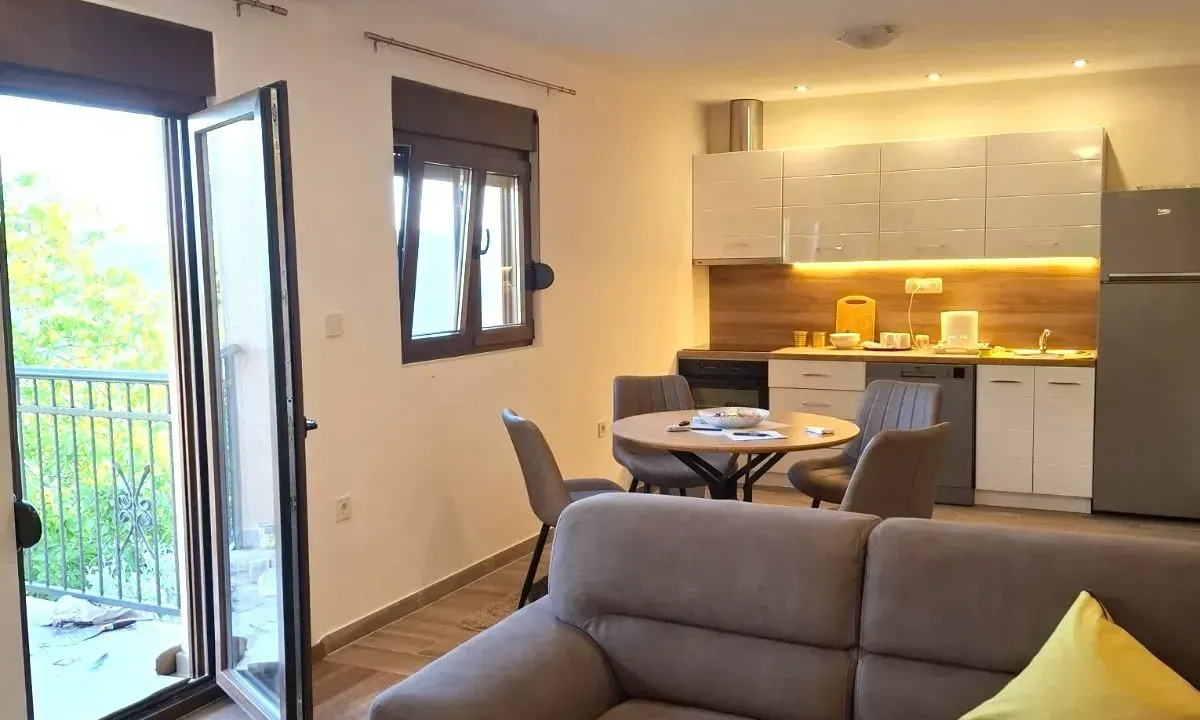 Izdavanje, kuća, 100m², Kotor, Crna Gora