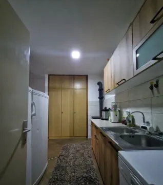 Manja kuhinja sa drvenim elementima i ugradnom sudoperom. - image 5