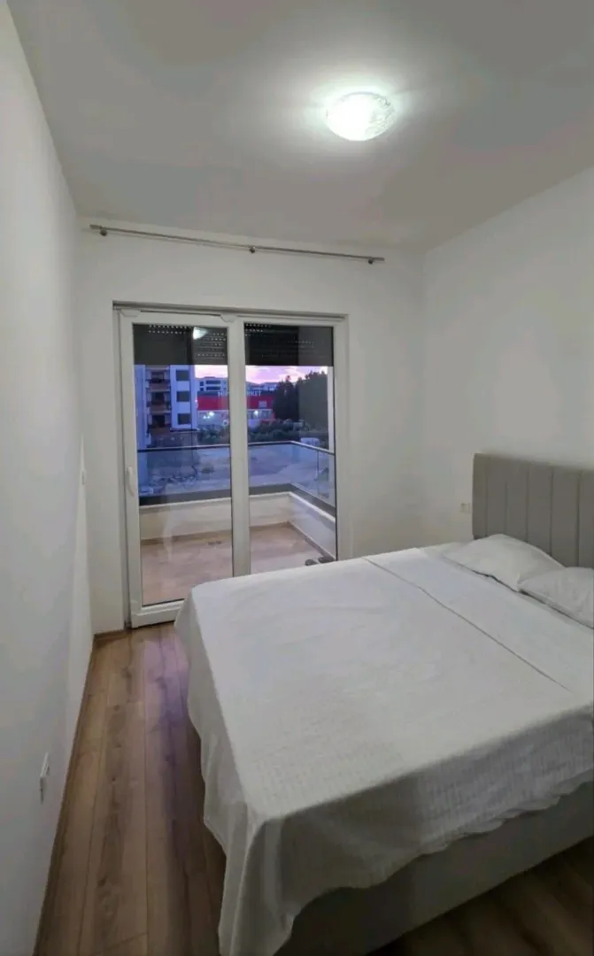 Spavaća soba sa bračnim krevetom i izlazom na terasu.
