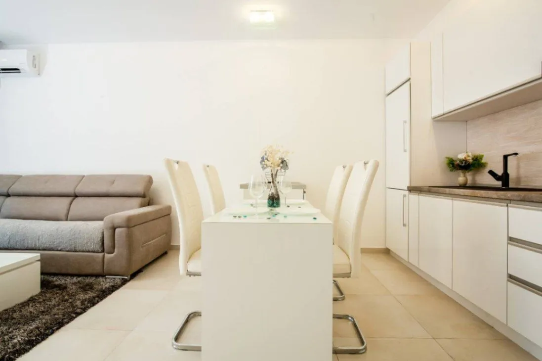 Rent, one bedroom apartment, 52m², Rafailovići, Budva