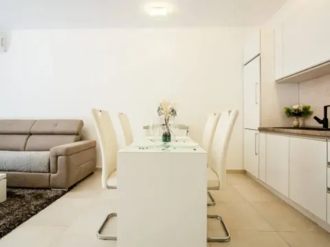 Rent, one bedroom apartment, 52m², Rafailovići, Budva - image 7