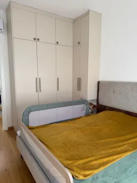 Namještena spavaća soba sa bračnim krevetom i ugradnim plakarom. - image 3