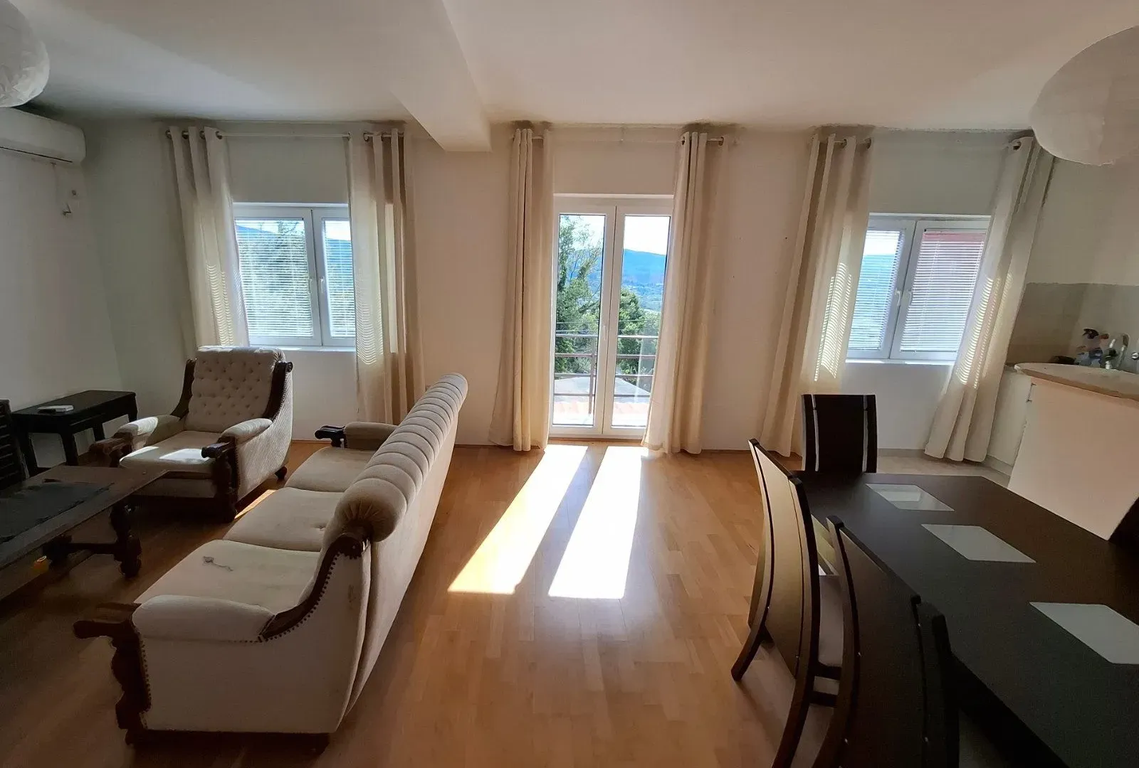 Izdavanje, dvosoban stan, 70m², Radanovići, Kotor