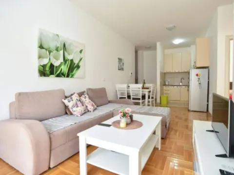 Rent, two bedroom apartment, 70m², Budva, Crna Gora - image 2