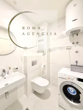 Moderno opremljeno kupatilo sa svijetlim pločicama, sanitarijama i veš mašinom. - image 10