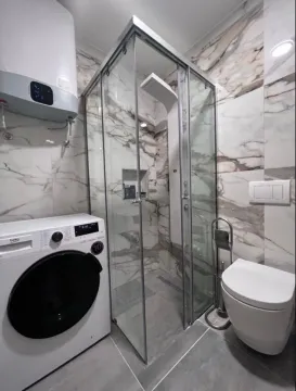 Moderne kupatilo sa tuš kabinom, toaletom i veš mašinom. - image 12