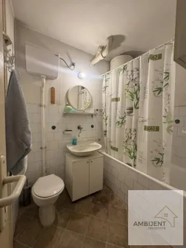 Manje kupatilo sa umivaonikom, toaletom i kadom sa zavesom. - image 10