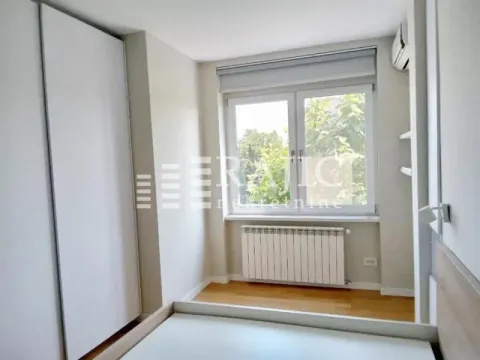 Small bedroom with a built-in wardrobe and a window. - image 3