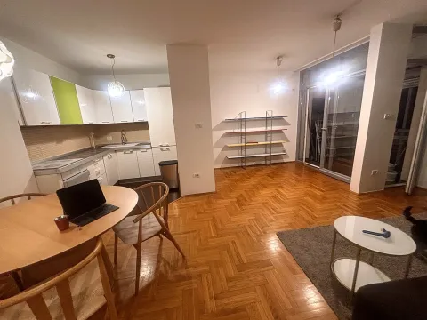 Dnevni boravak sa trpezarijom i kuhinjom u pozadini. - image 4