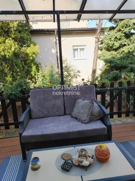 Nameštena terasa sa garniturom za sedenje i pogledom na dvorište. - image 13