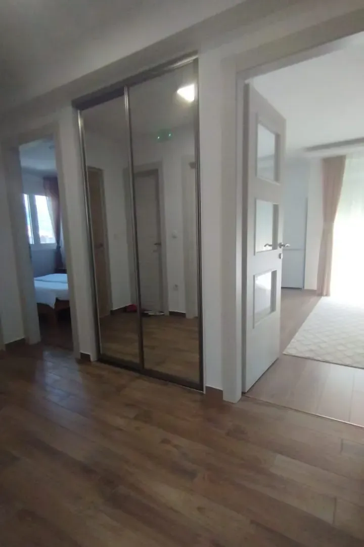 Izdavanje, trosoban stan, 100m², Zagorič, Podgorica