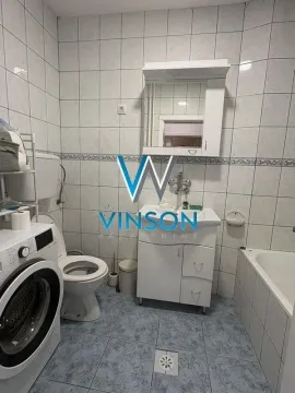 Kupatilo opremljeno sanitarijama, umivaonikom sa ormarićem, ogledalom, kadom i veš mašinom. - image 8