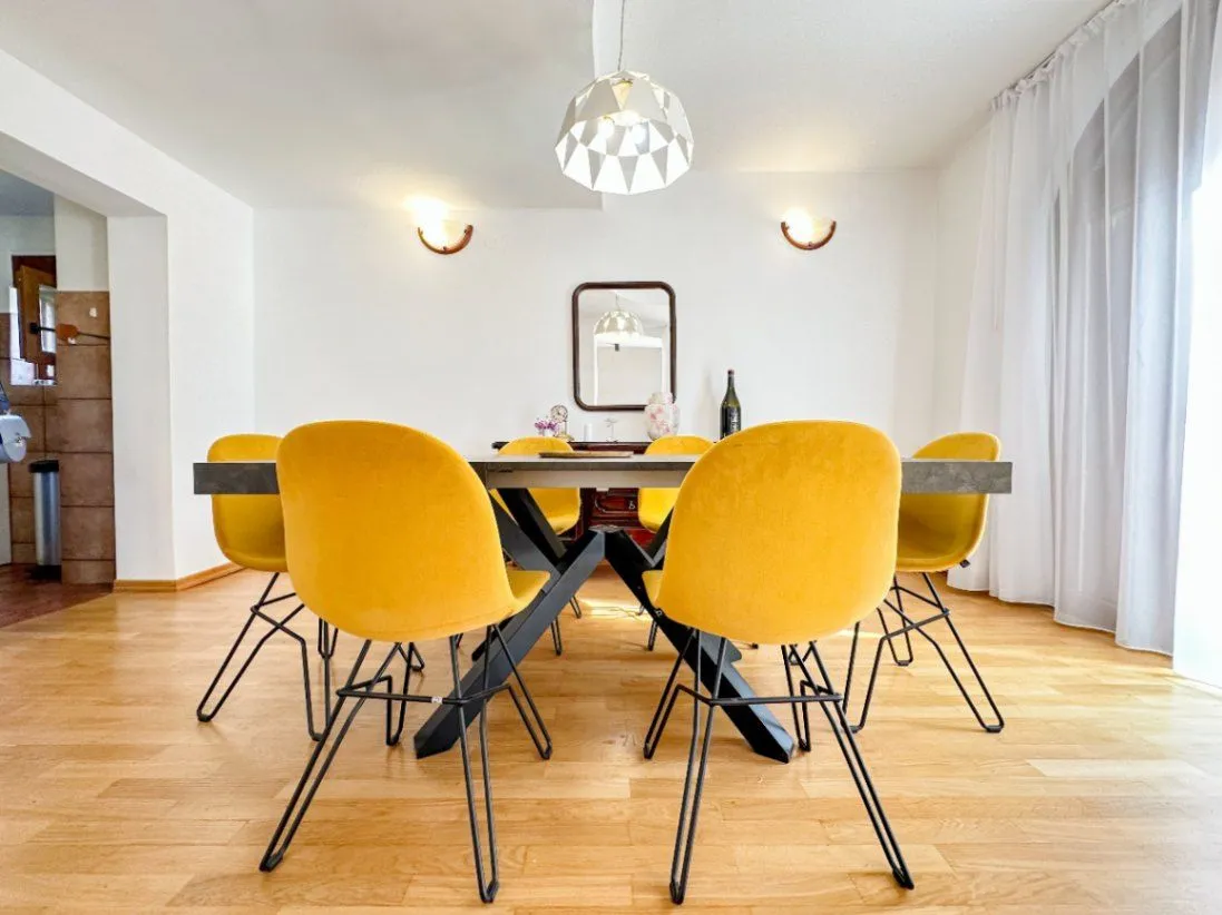 Izdavanje, kuća, 285m², Gorica C, Podgorica