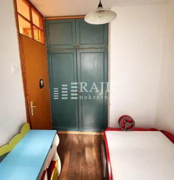Children's bedroom with a bed and built-in wardrobe. - image 6