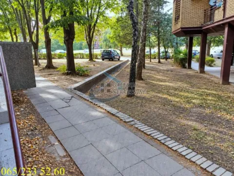 Pogled na uređeno dvorište i prilaznu stazu ispred zgrade. - image 18