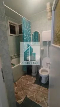 Small bathroom with a bathtub, washbasin, and toilet. - image 13