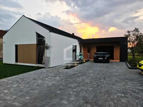 Kuća in Centar