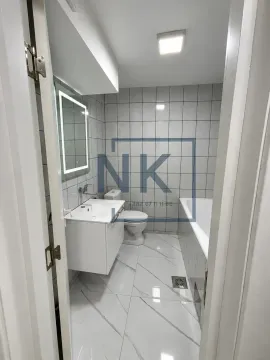 Potpuno opremljeno kupatilo sa kadom, umivaonikom i osvijetljenim ogledalom. - image 7