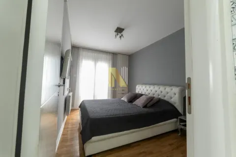 Moderna spavaća soba sa bračnim krevetom i svetlim zidovima. - image 6