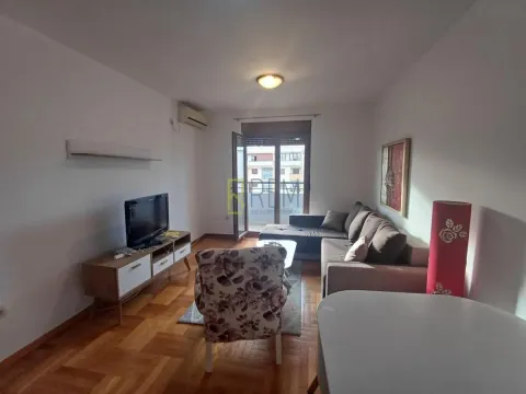 Dnevna soba sa garniturom, televizorom i izlazom na terasu. - image 3