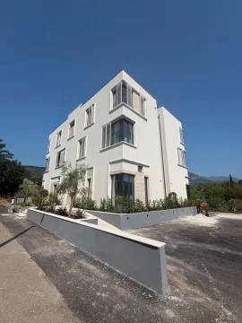 Spoljašnji izgled moderne stambene zgrade sa uređenim dvorištem. - image 14