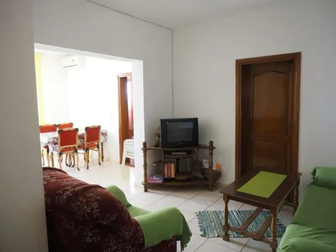 Dnevna soba sa garniturom i pogledom na trpezariju. - image 6