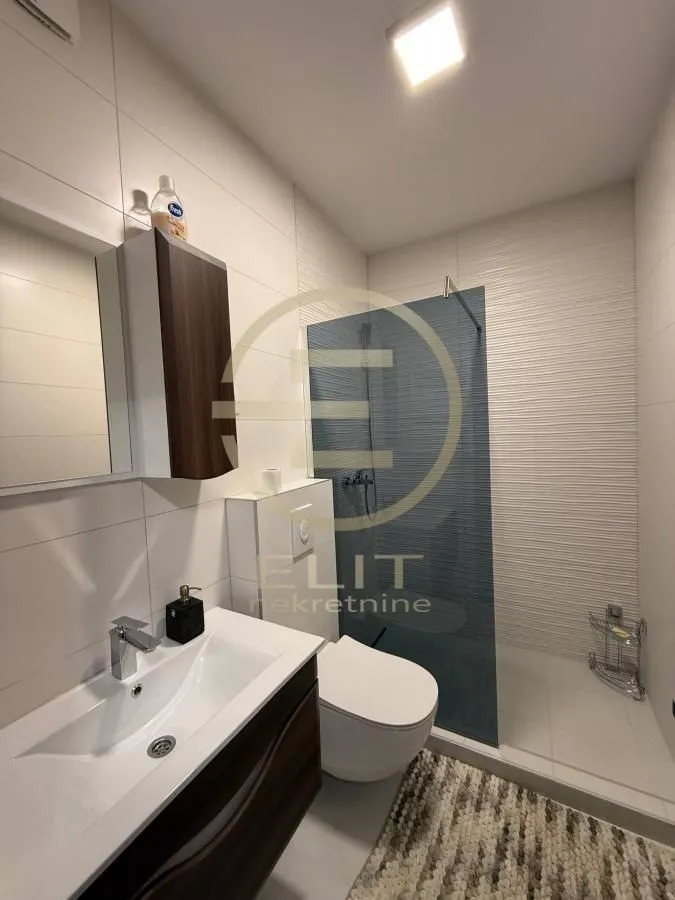 Izdavanje, stan, 116m², Socijalno, Novi Sad Sve Podlokacije