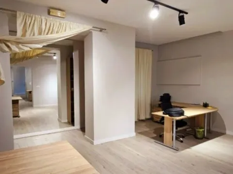 Izdavanje, poslovni prostor, 80m², Centar, Podgorica - image 9