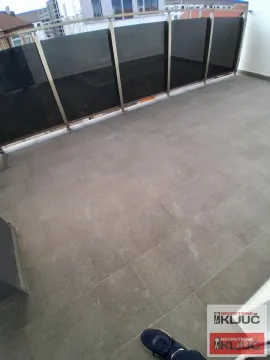 Prostrani popločani balkon sa staklenom ogradom. - image 6