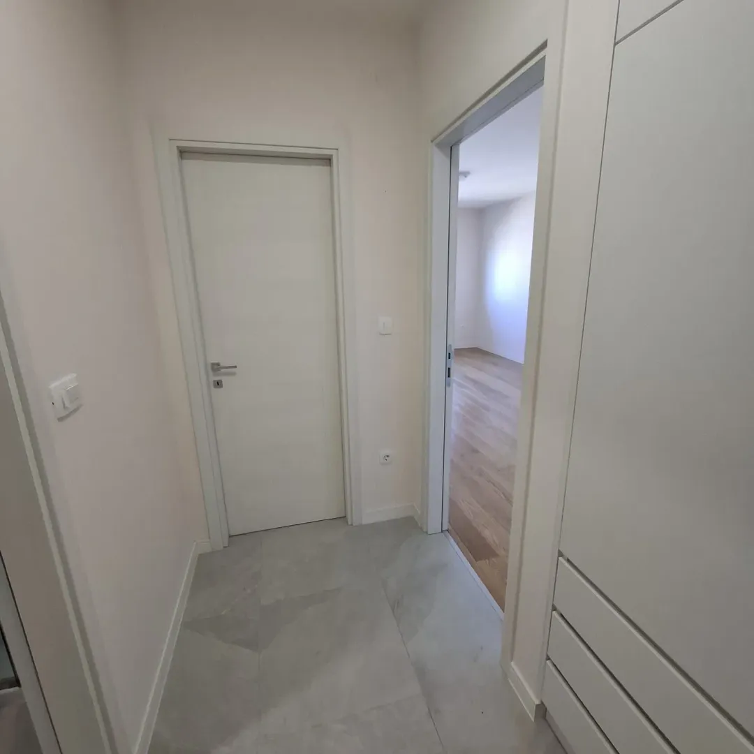 Izdavanje, jednosoban stan, 49m², Central Point, Podgorica