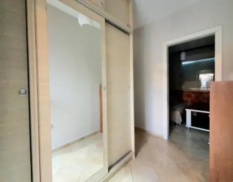 Bedroom with a built-in wardrobe with a mirror. - image 6