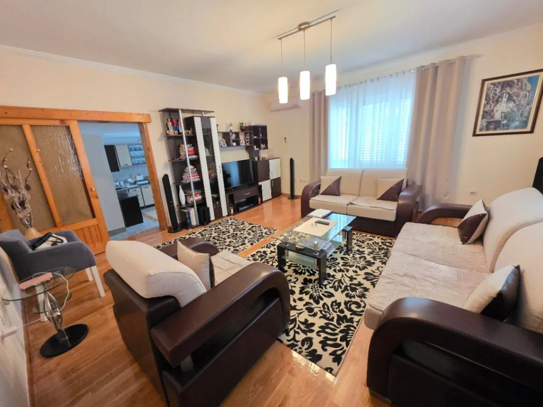 Izdavanje, četvorosoban stan, 140m², Tološi, Podgorica