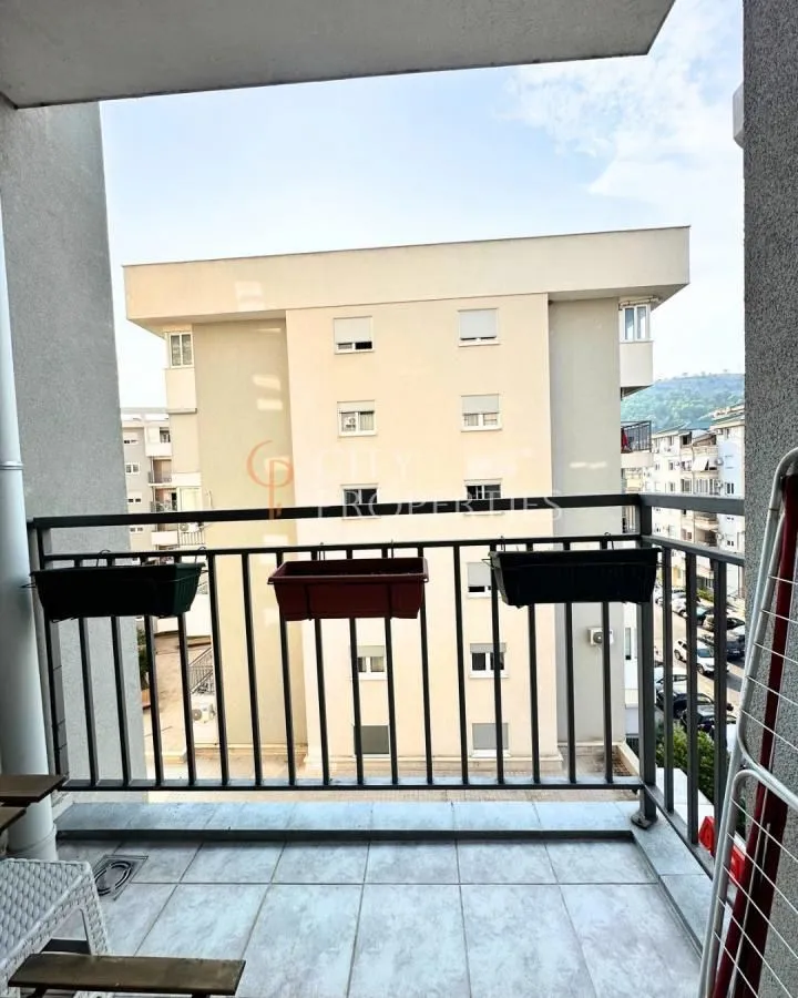 Pogled sa balkona na okolne zgrade i naselje.