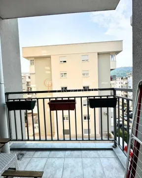 Pogled sa balkona na okolne zgrade i naselje. - image 6