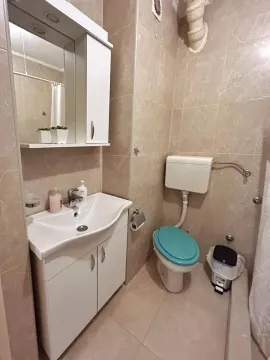 Malo kupatilo sa lavaboom i toaletom. - image 14