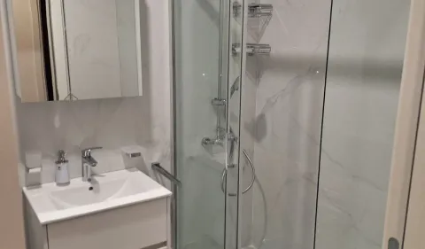 Moderne kupatilo sa tuš kabinom, umivaonikom i ogledalom. - image 17