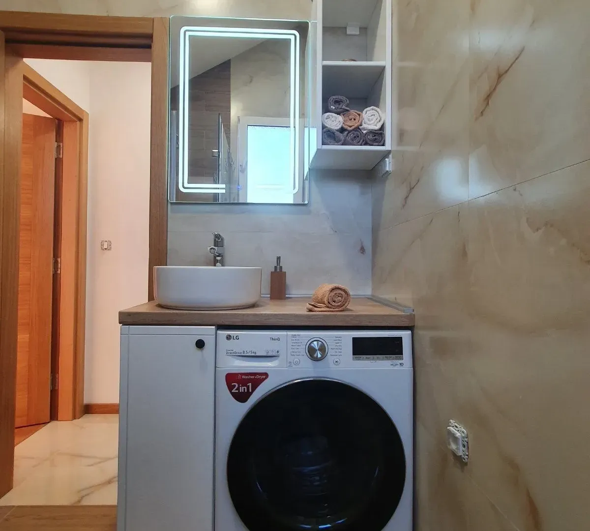 Izdavanje, trosoban stan, 100m², Pod Kuk, Tivat