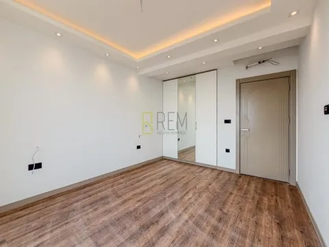 Prazna soba sa ugradnim plakarom, laminatom i spuštenim plafonom sa rasvjetom. - image 9