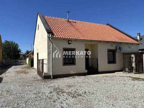 Pogled na spoljašnjost kuće sa dvorištem i popločanim prilazom. - image 11