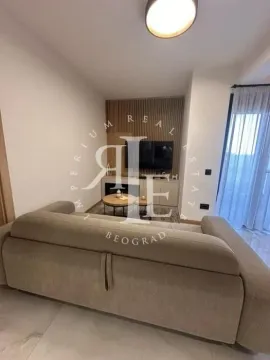 Dnevni boravak sa udobnom garniturom i TV komodom. - image 3