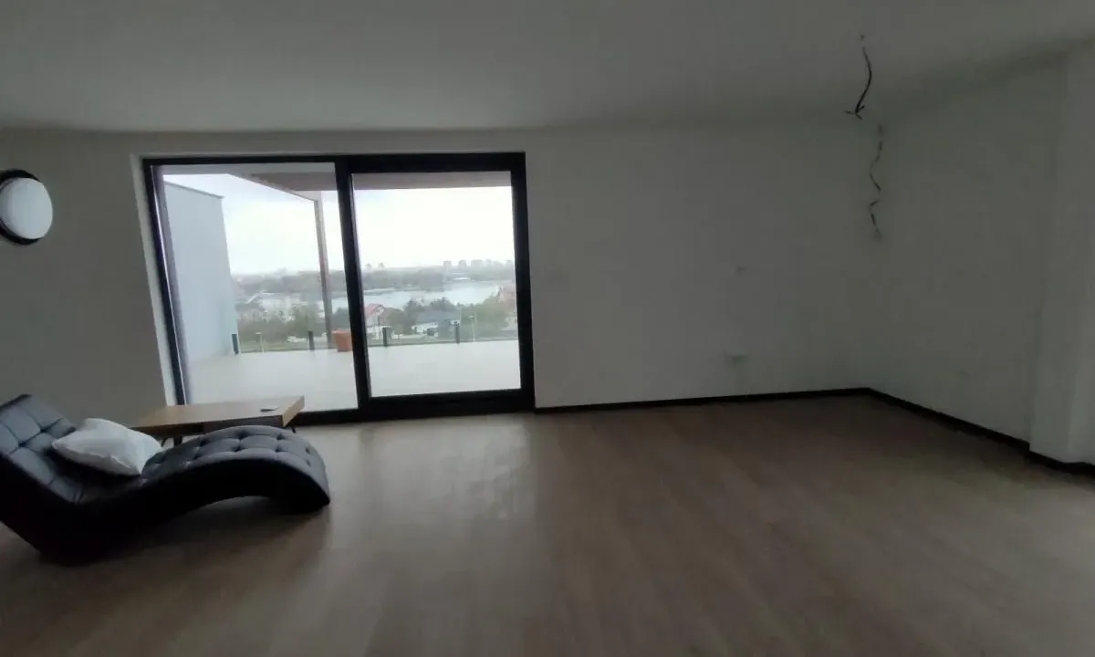 Izdavanje, četvorosoban stan, 200m², Sremska Kamenica, Petrovaradin