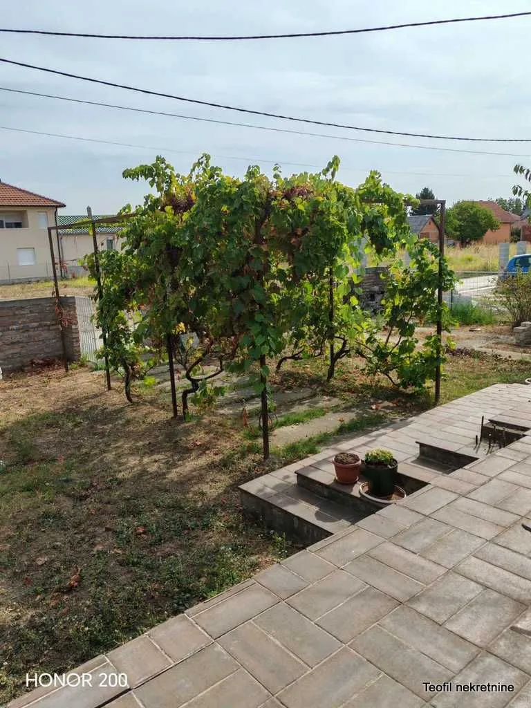 Dvorište sa brajdom i popločanim delom ispred kuće.