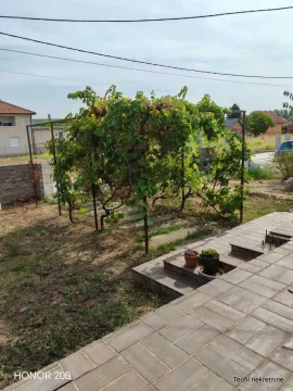 Dvorište sa brajdom i popločanim delom ispred kuće. - image 10