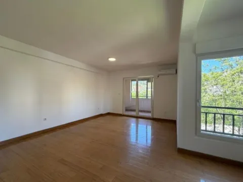 Izdavanje, trosoban stan, 107m², Vezirov Most, Podgorica - image 5