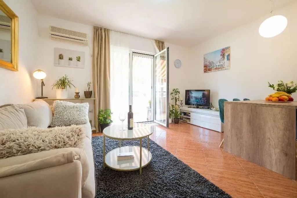 Rent, two bedroom apartment, 60m², Bečići, Budva