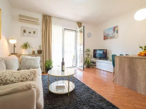 Rent, two bedroom apartment, 60m², Bečići, Budva - image 2