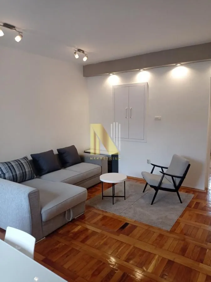 Izdavanje, trosoban stan, 82m², Centar, Novi Sad