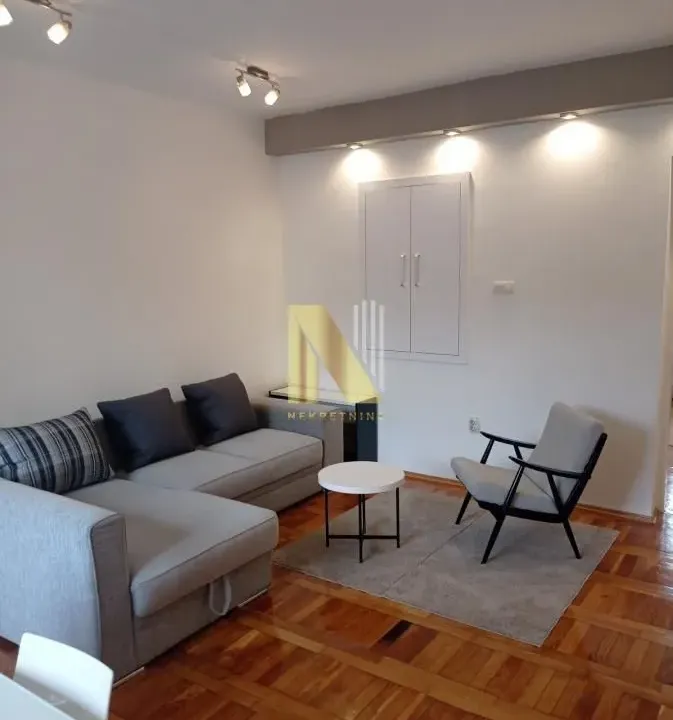 Izdavanje, trosoban stan, 82m², Centar, Novi Sad