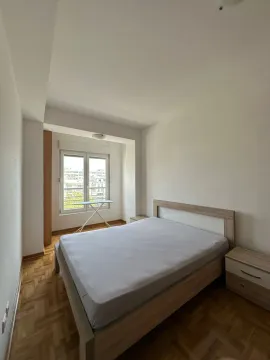 Spavaća soba sa bračnim krevetom, noćnim stočićima i prozorom. - image 12