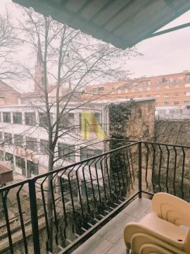 Pogled sa terase na okolne zgrade i gradsko okruženje. - image 19